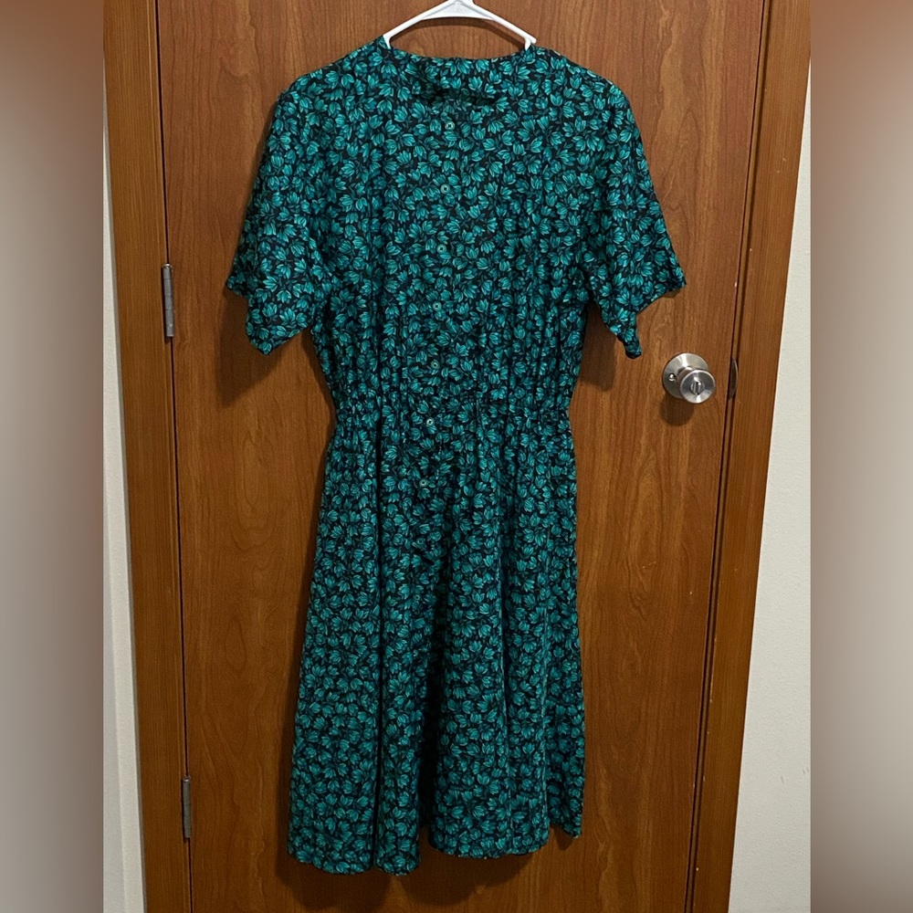Vintage, 50s-style classic dress. Has pockets!!